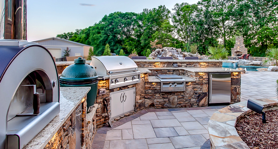 The World's Greatest Pools Winner - 2018 Outdoor Kitchen & Bar